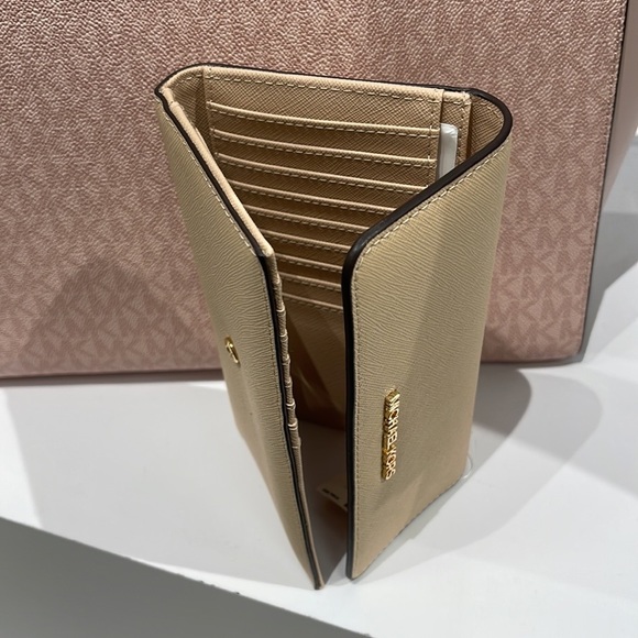 MICHAEL KORS JET SET TRAVEL LARGE TRIFOLD WALLET BUFF COLOR - Picture 4 of 16